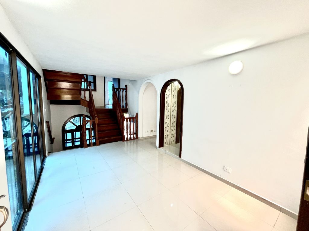 Casa en venta Valle Del Cauca Cali Urbanización Santa Helena 260 m2 Habitaciones 4 Baños 6 Garajes 2 Precio $550000000