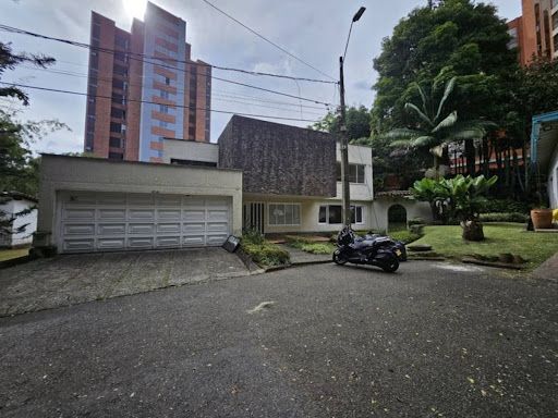 Casa en arriendo Antioquia Medellín Castropol 450 m2 Habitaciones 3 Baños 3 Garajes 2 Precio $16000000