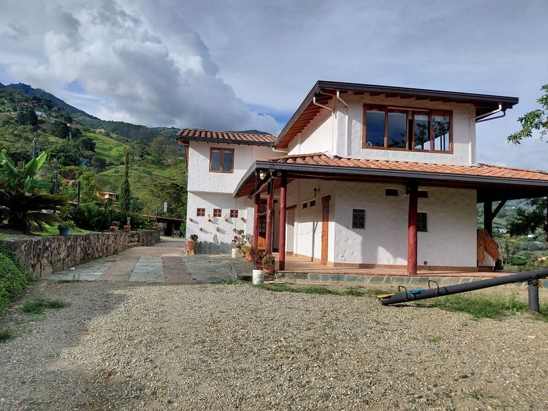 Finca en arriendo Antioquia Copacabana Copacabana 800 m2 Habitaciones 6 Baños 5 Garajes 2 Precio $8200000