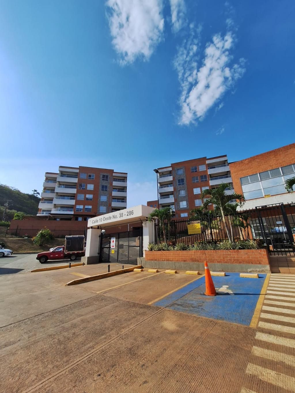 Apartamento en arriendo Valle Del Cauca Cali Conjunto Residencial Cerro Cristales 90 m2 Habitaciones 2 Baños 3 Garajes 2 Precio $3800000