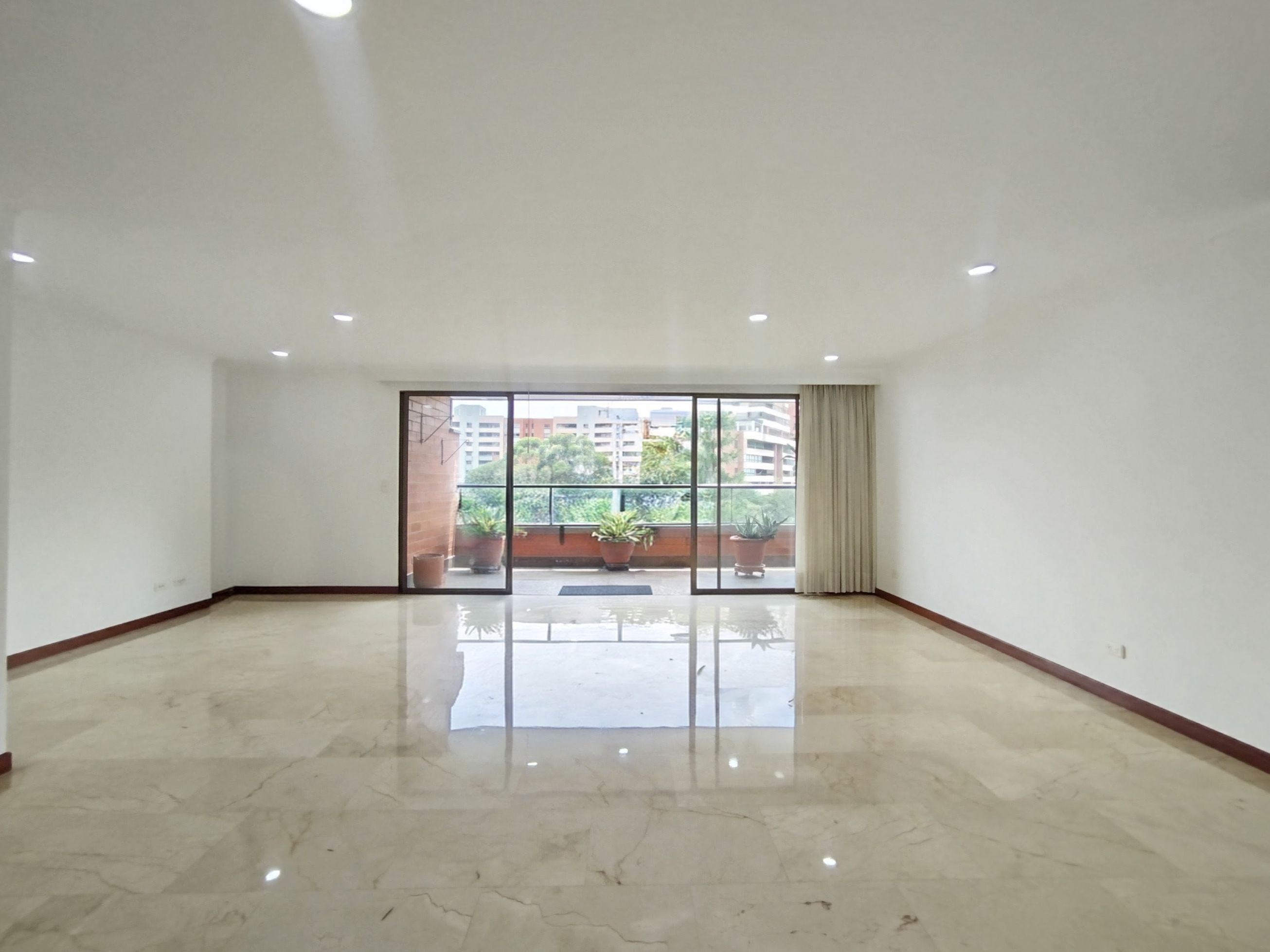 Apartamento en arriendo Antioquia Medellín Urbanizacion Altos De Pilarica 198 m2 Habitaciones 3 Baños 4 Garajes 3 Precio $10000000