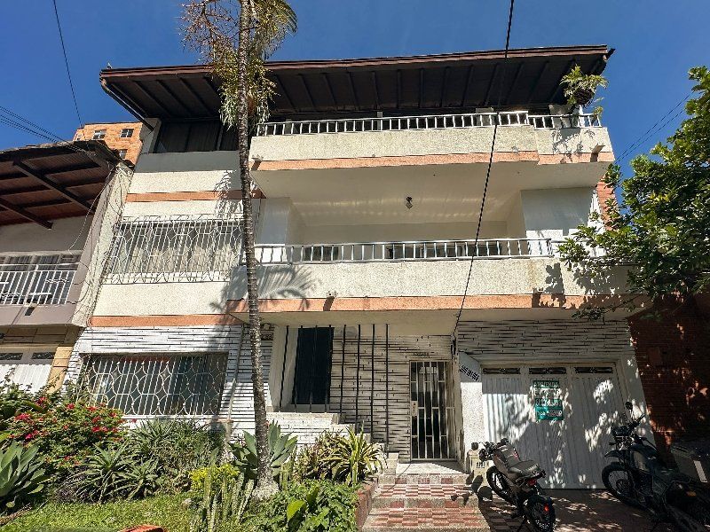Casa en arriendo Antioquia Medellín Las Playas 200 m2 Habitaciones 5 Baños 3 Garajes 0 Precio $4000000
