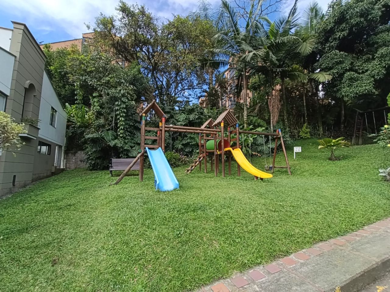 Casa en arriendo Antioquia Envigado El Yerbal 180 m2 Habitaciones 3 Baños 3 Garajes 2 Precio $5100000