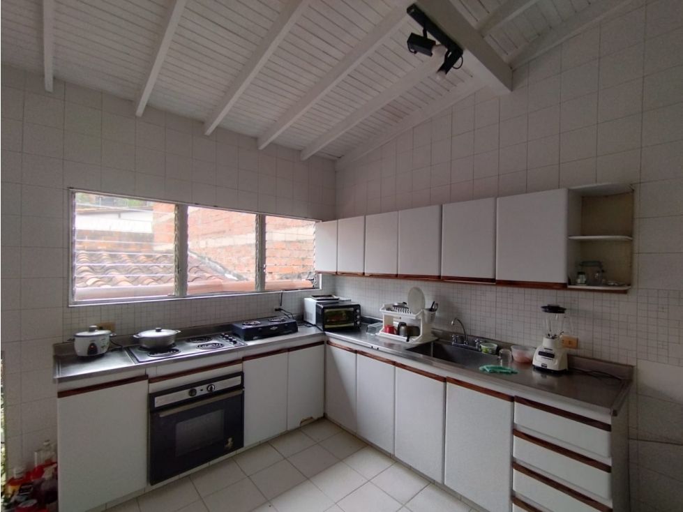 Apartaestudio en arriendo o venta Antioquia Medellín El Nogal Los Almendros 350 m2 Habitaciones 5 Baños 3 Garajes 1 Precio venta $2100000000 Precio arriendo $10179000