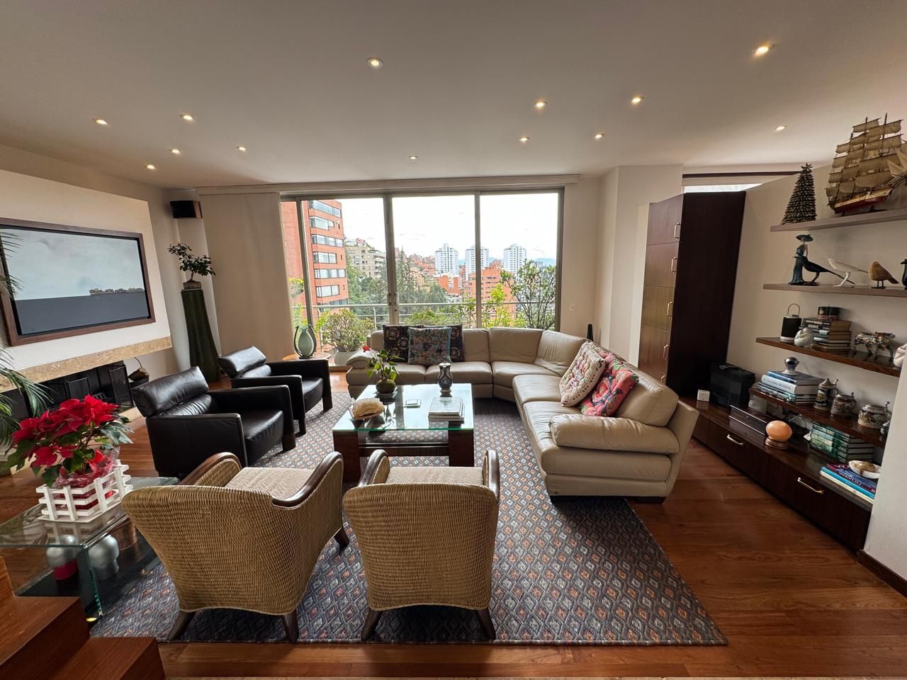 Apartamento en venta Cundinamarca Bogotá Aldea 360 m2 Habitaciones 3 Baños 4 Garajes 7 Precio $3500000000