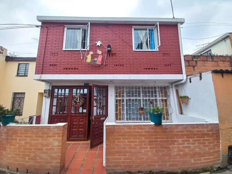 Casa en venta Cundinamarca Bogotá Versalles 154 m2 Habitaciones 5 Baños 3 Garajes 1 Precio $390000000