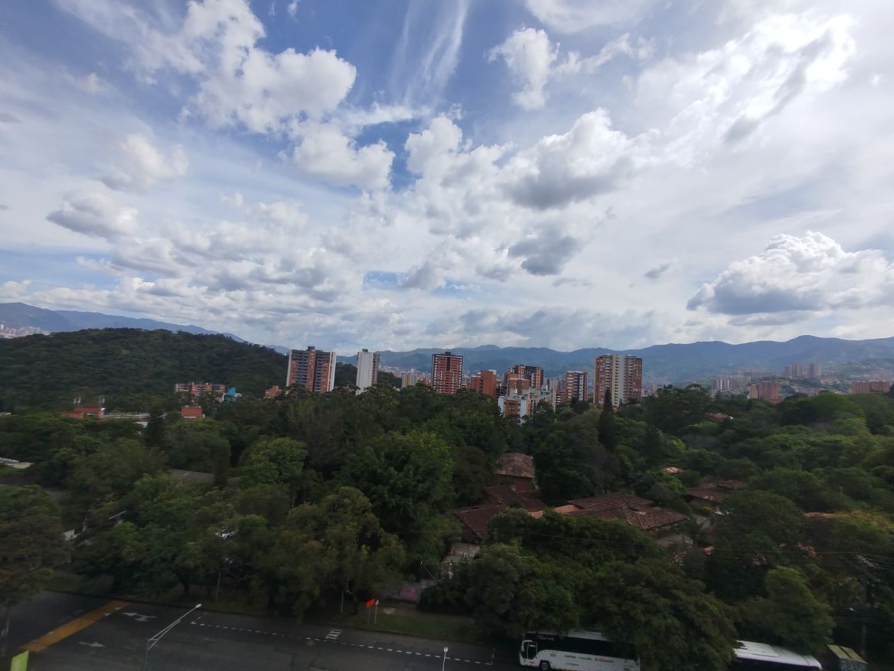 Apartamento en arriendo Antioquia Medellín Altamira 87 m2 Habitaciones 2 Baños 2 Garajes 1 Precio $3500000