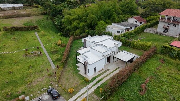 Casa en venta Quindío Calarcá Calarcá 265 m2 Habitaciones 3 Baños 5 Garajes 4 Precio $1150000000