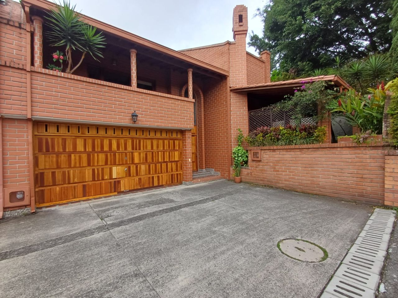 Casa en arriendo Antioquia Medellín El Tesoro 200 m2 Habitaciones 4 Baños 2 Garajes 2 Precio $10000000