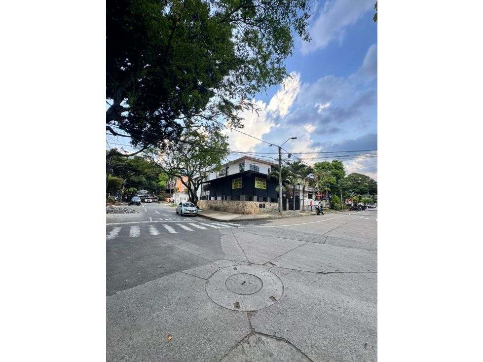 Edificio en venta Valle Del Cauca Cali San Pedro 240 m2 Habitaciones 4 Baños 8 Garajes 8 Precio $2200000000