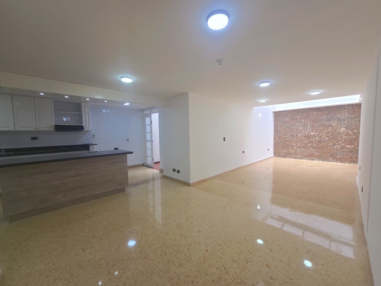 Casa en arriendo Antioquia Medellín Loma De Los Bernal 250 m2 Habitaciones 4 Baños 3 Garajes 2 Precio $5800000