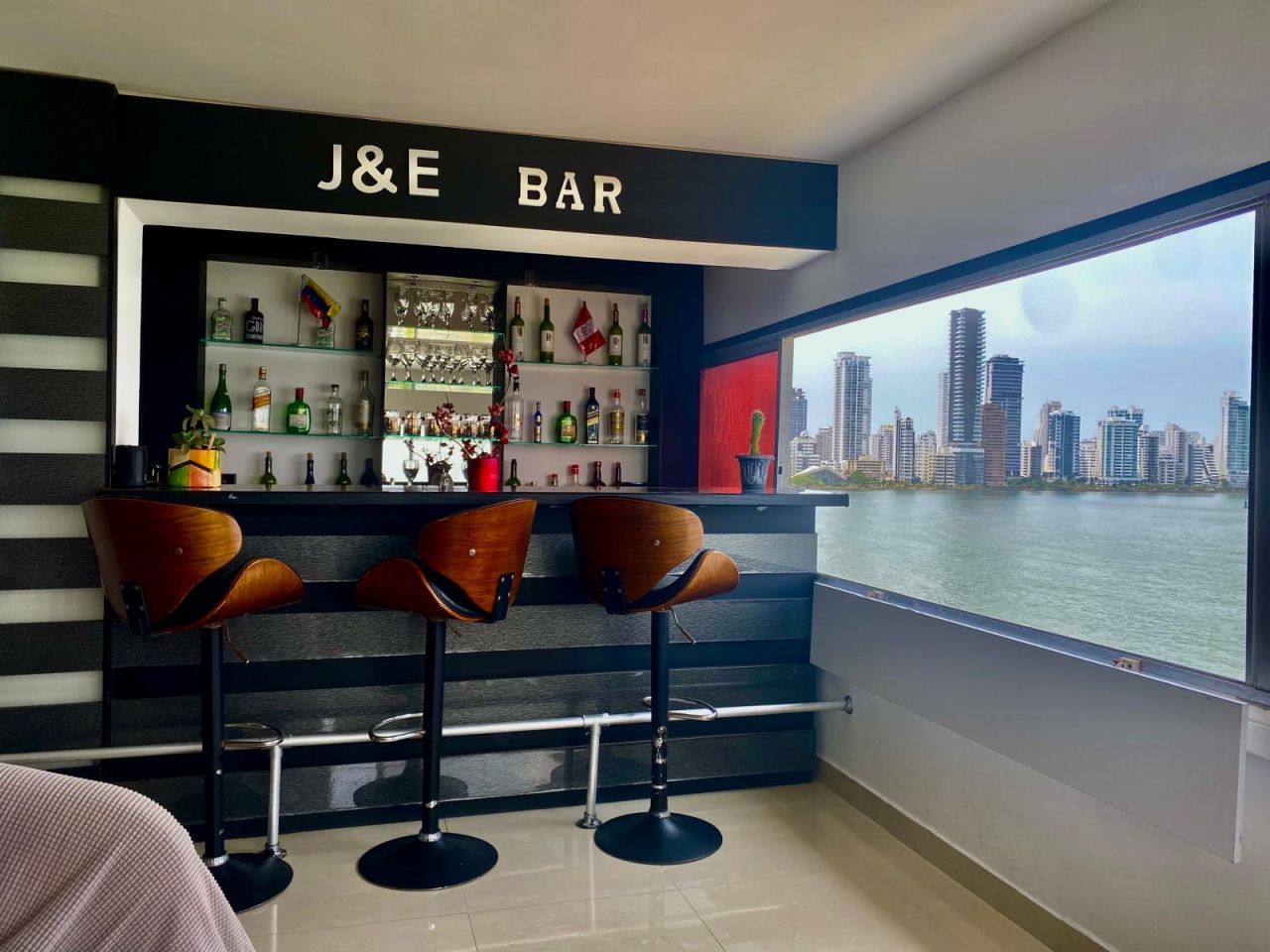 Apartamento en arriendo o venta Bolívar Cartagena Castillo Grande 145 m2 Habitaciones 3 Baños 3 Garajes 1 Precio venta $1160000000 Precio arriendo $9287000