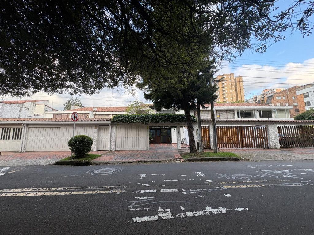 Casa en venta Cundinamarca Bogotá Ub Santa Coloma 184 m2 Habitaciones 4 Baños 4 Garajes 2 Precio $955000000
