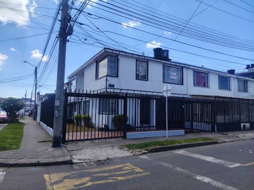 Casa en arriendo Cundinamarca Bogotá Normandia Occidental 140 m2 Habitaciones 5 Baños 4 Garajes 4 Precio $4500000