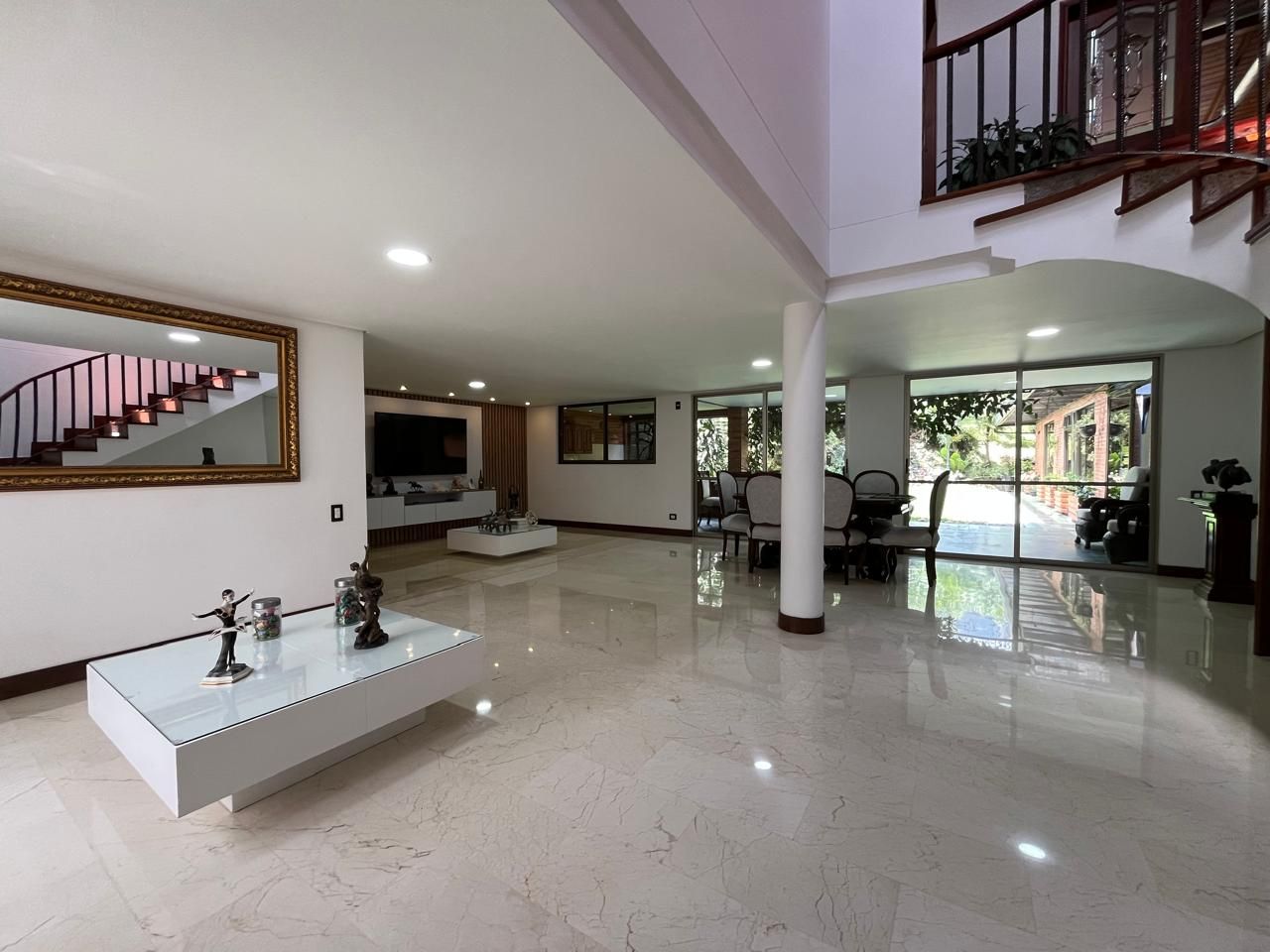 Casa en arriendo o venta Antioquia Envigado El Chocho 345 m2 Habitaciones 5 Baños 5 Garajes 4 Precio venta $3200000000 Precio arriendo $16000000