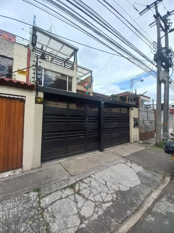 Casa en venta Cundinamarca Bogotá El Laurel 249 m2 Habitaciones 4 Baños 3 Garajes 3 Precio $890000000