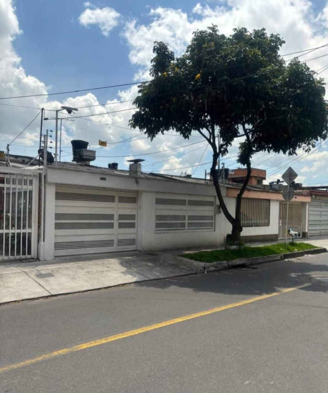 Casa en venta Cundinamarca Bogotá Modelia Occidental 196 m2 Habitaciones 4 Baños 3 Garajes 2 Precio $830000000