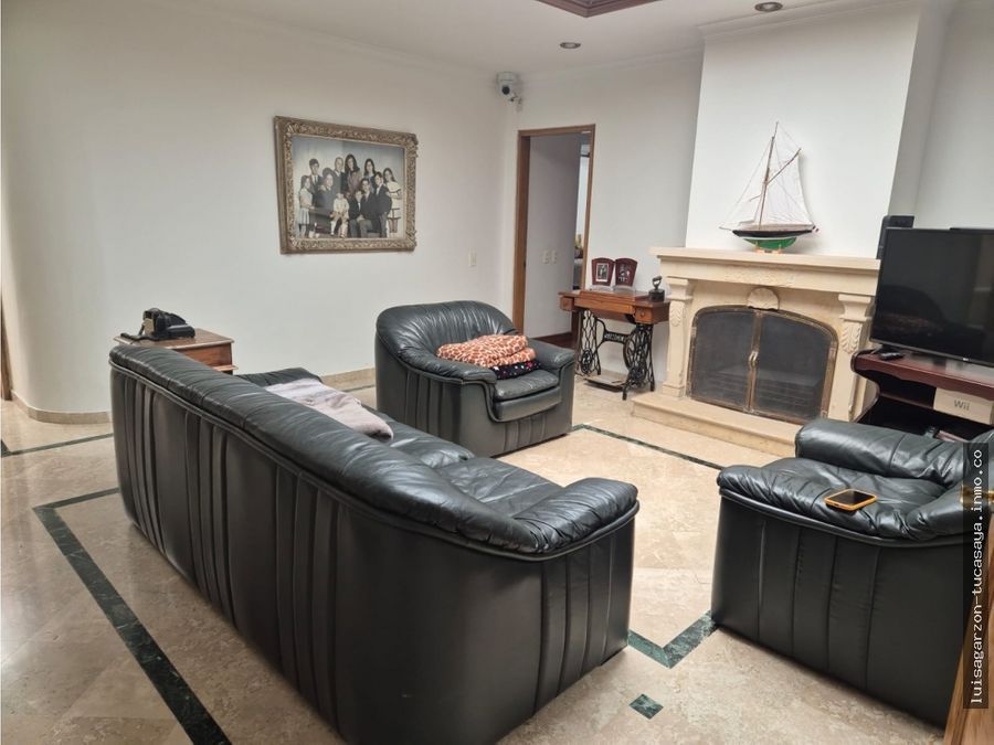 Casa en venta Cundinamarca Bogotá Cerros De Santa Barbara 390 m2 Habitaciones 3 Baños 3 Garajes 4 Precio $3000000000