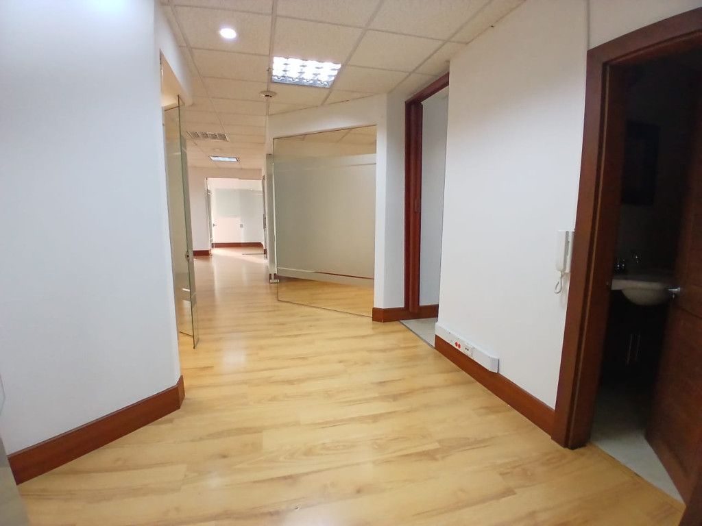 Oficina en arriendo Cundinamarca Bogotá El Retiro 101 m2 Habitaciones 0 Baños 2 Garajes 2 Precio $9543000