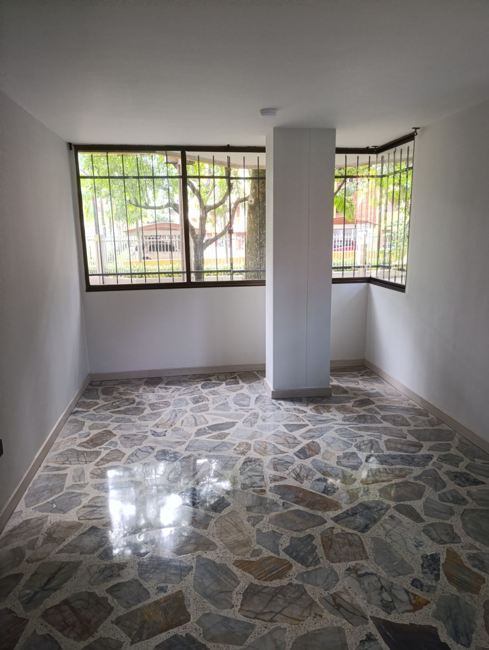 Apartamento en arriendo Antioquia Medellín Urbanizacion Los Laureles 110 m2 Habitaciones 3 Baños 2 Garajes 1 Precio $3400000