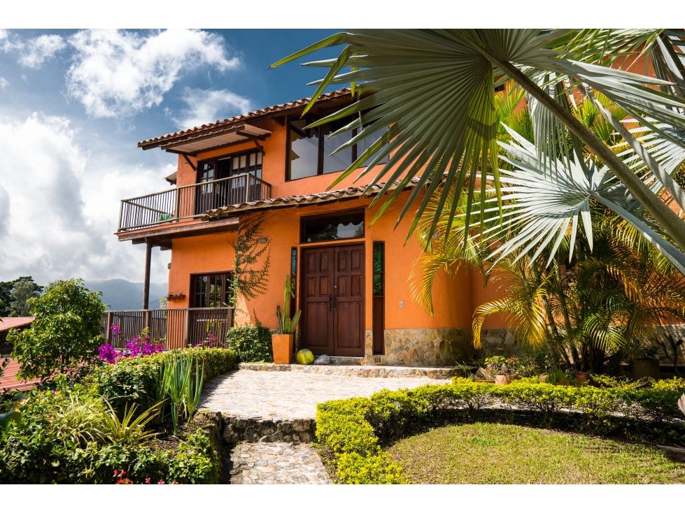 Casa en venta Antioquia La Estrella Centro 300 m2 Habitaciones 4 Baños 6 Garajes 3 Precio $2100000000