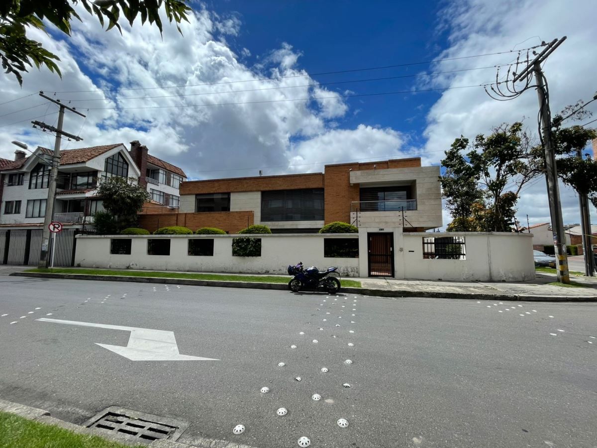 Casa en arriendo Cundinamarca Bogotá Lago Gaitan 472 m2 Habitaciones 8 Baños 8 Garajes 4 Precio $25000000