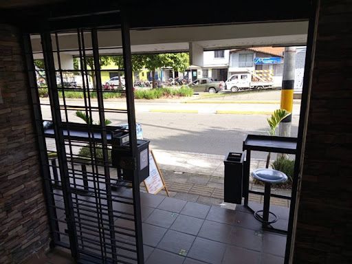 Local en arriendo Antioquia Medellín Rosales 10 m2 Habitaciones 0 Baños 1 Garajes 1 Precio $1200000