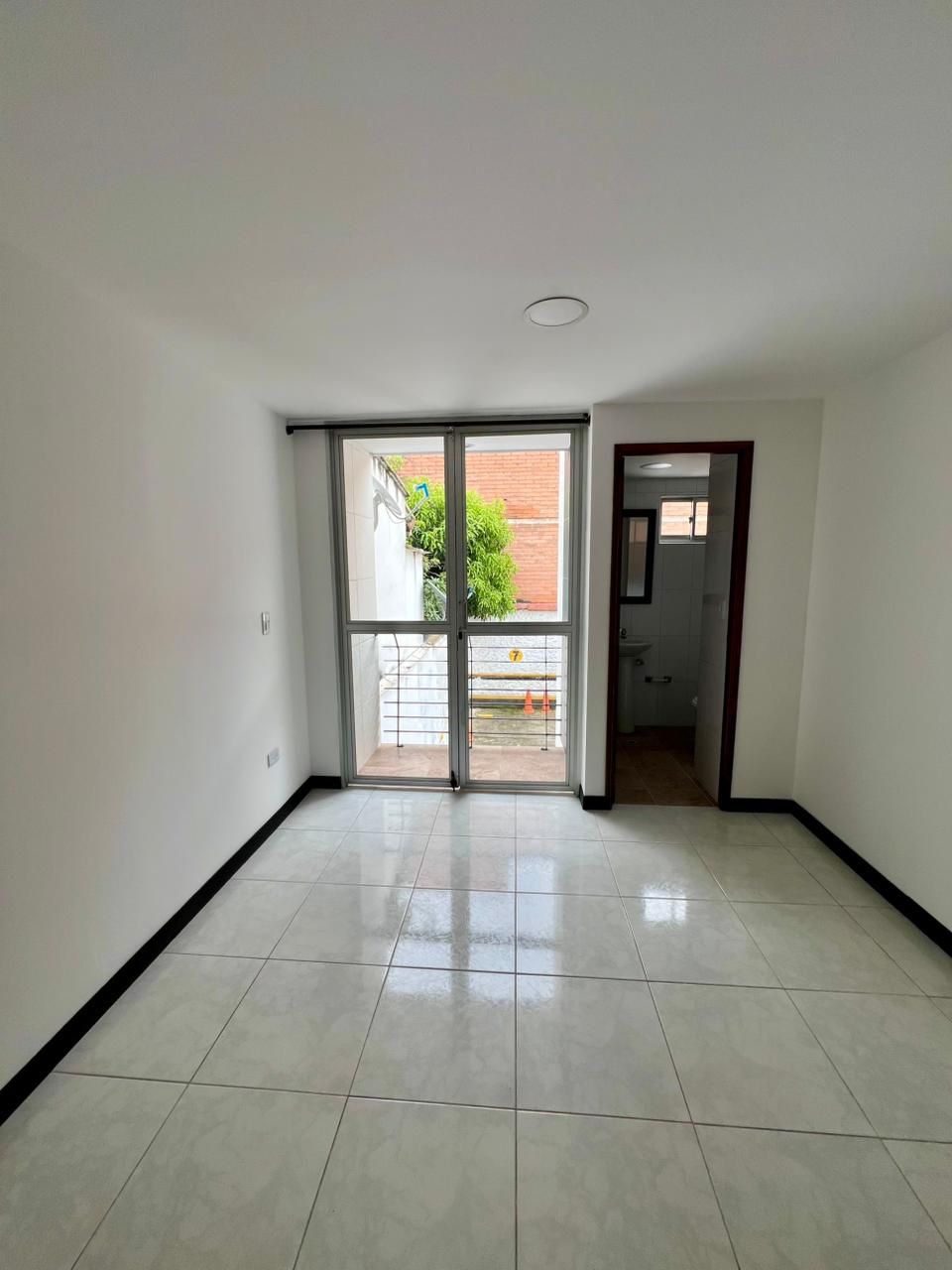 Apartamento en arriendo Antioquia Medellín Naranjal 95 m2 Habitaciones 3 Baños 2 Garajes 1 Precio $3500000