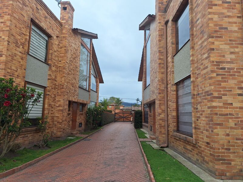 Casa en arriendo Cundinamarca Bogotá San José De Bavaria 550 m2 Habitaciones 5 Baños 6 Garajes 5 Precio $17