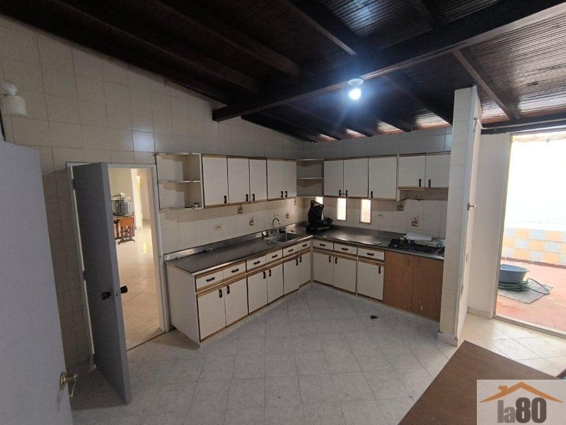 Casa en arriendo o venta Antioquia Medellín Los Colores 237 m2 Habitaciones 5 Baños 3 Garajes 0 Precio venta $1150000000 Precio arriendo $4000000