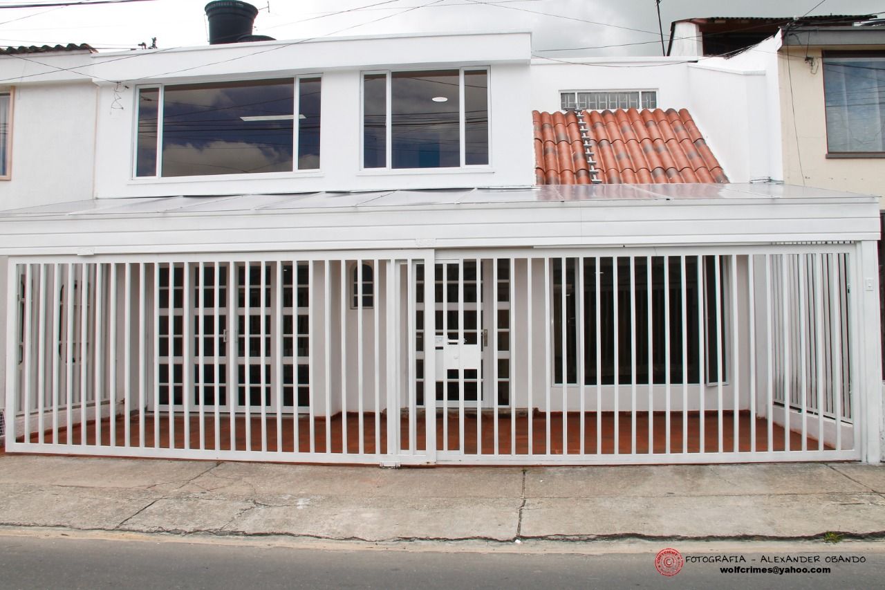Casa en arriendo o venta Cundinamarca Bogotá Normandia Occidental 400 m2 Habitaciones 6 Baños 6 Garajes 3 Precio venta $1250000000 Precio arriendo $8000000