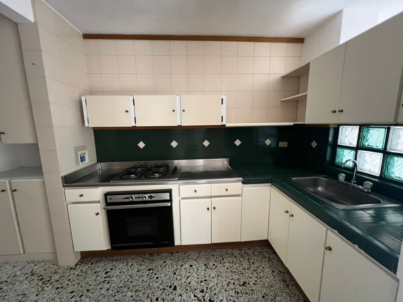 Apartamento en arriendo Antioquia Medellín Santa Teresita 85 m2 Habitaciones 3 Baños 2 Garajes 1 Precio $3000000