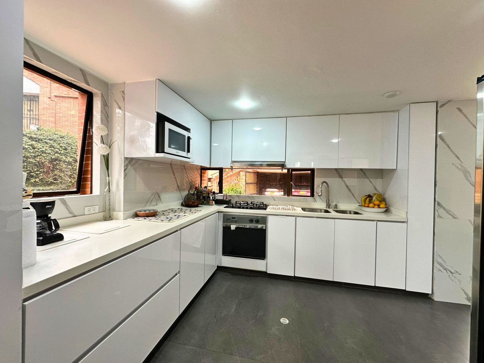 Casa en venta Cundinamarca Bogotá Los Naranjos 320 m2 Habitaciones 3 Baños 4 Garajes 2 Precio $1350000000