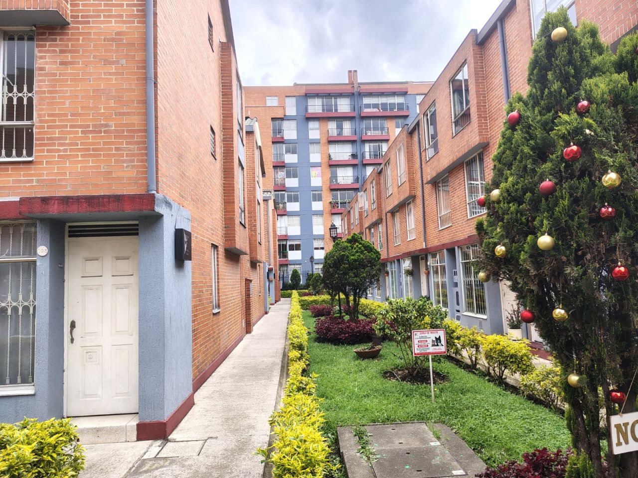 Casa en venta Cundinamarca Bogotá Cr Jardines De Alsacia 75 m2 Habitaciones 4 Baños 2 Garajes 0 Precio $410000000