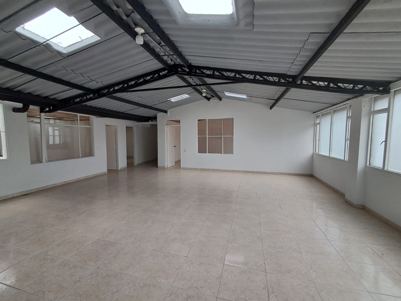 Casa en arriendo Cundinamarca Bogotá Santa Maria 470 m2 Habitaciones 8 Baños 4 Garajes 0 Precio $8403361