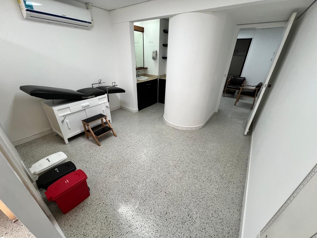 Consultorio en arriendo Antioquia Medellín La Aguacatala 30 m2 Habitaciones 0 Baños 1 Garajes 1 Precio $3800000