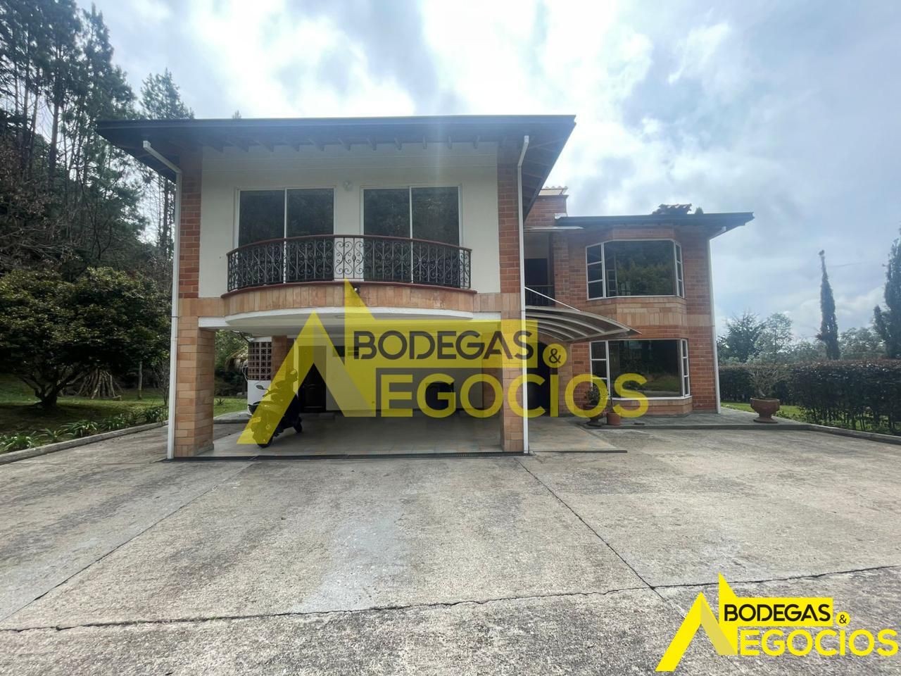 Casa en arriendo o venta Antioquia Medellín Calle Nueva 350 m2 Habitaciones 6 Baños 6 Garajes 2 Precio venta $2000000000 Precio arriendo $12000000