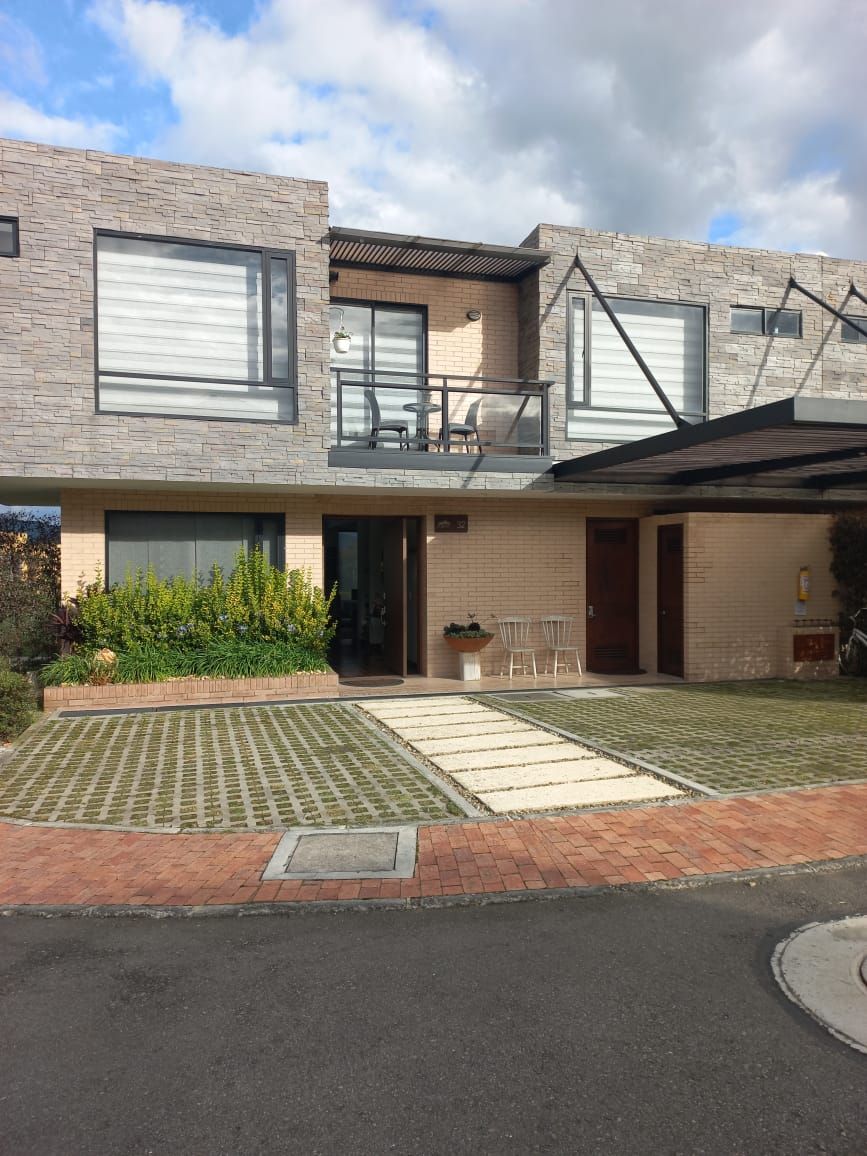 Casa en arriendo Cundinamarca Cota Cota 234 m2 Habitaciones 3 Baños 4 Garajes 3 Precio $8600000