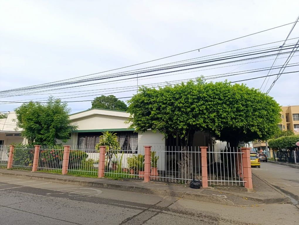 Casa en venta Córdoba Montería La Ceiba 256 m2 Habitaciones 5 Baños 3 Garajes 1 Precio $648000000