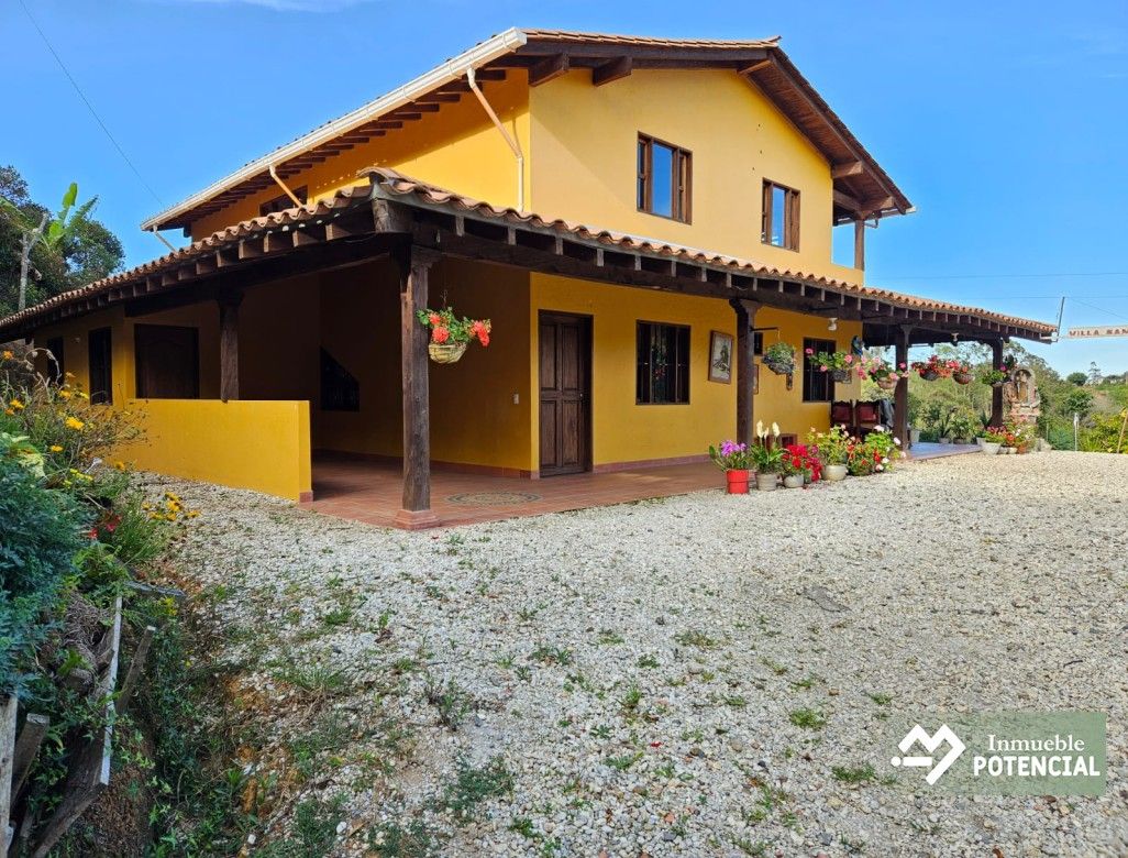 Casa Campestre en arriendo Antioquia Rionegro Cuatro Esquinas 140 m2 Habitaciones 3 Baños 2 Garajes 1 Precio $2200000