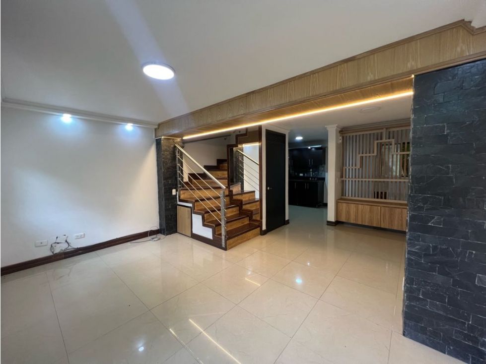 Casa en arriendo Antioquia Medellín Loma De Los Bernal 120 m2 Habitaciones 3 Baños 3 Garajes 1 Precio $3500000