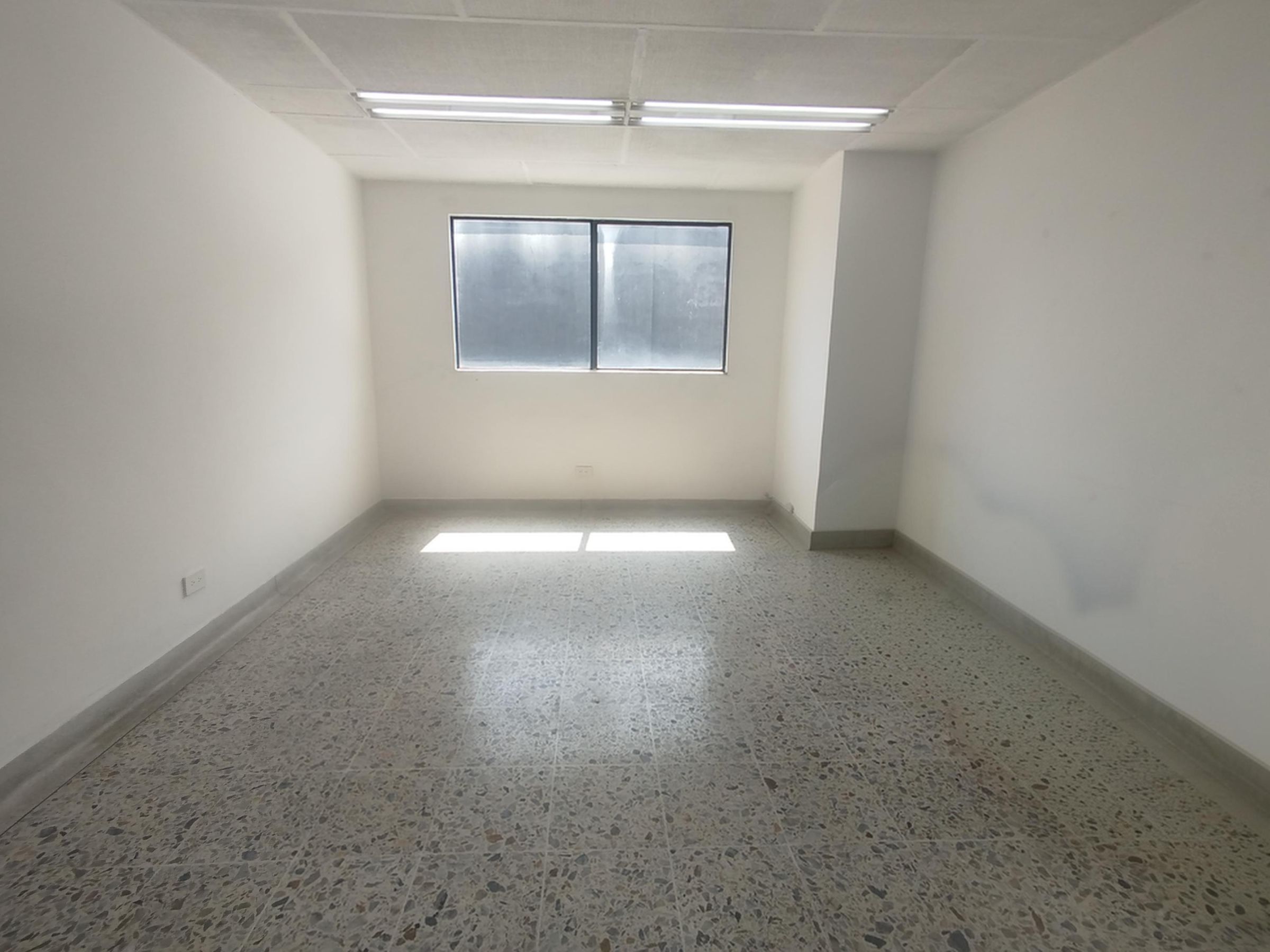 Local en arriendo Antioquia Itagüí Centro 18 m2 Habitaciones 0 Baños 0 Garajes 0 Precio $750000