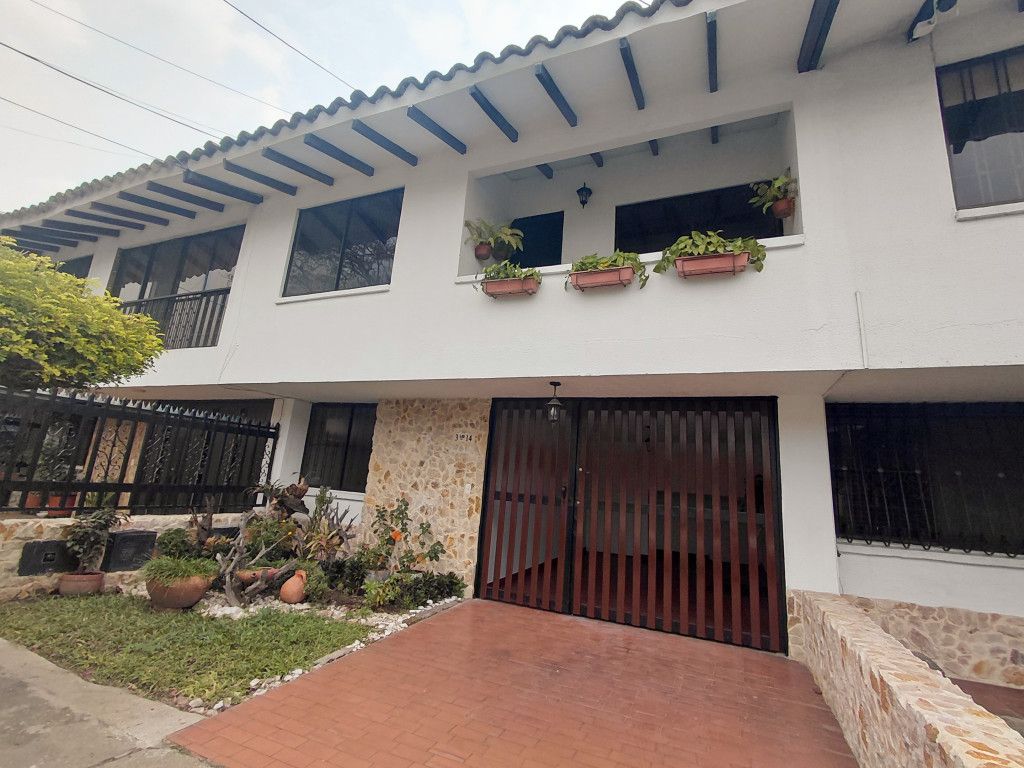 Casa en arriendo Valle Del Cauca Cali El Bosque 220 m2 Habitaciones 5 Baños 3 Garajes 1 Precio $3800000