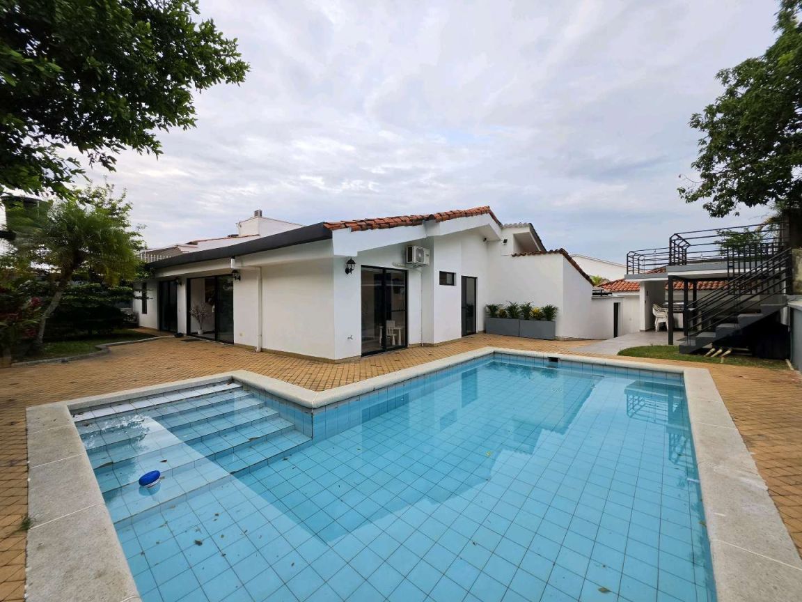 Casa en venta Valle Del Cauca Cali Parcelaciones Pance 366 m2 Habitaciones 4 Baños 5 Garajes 3 Precio $1990000000