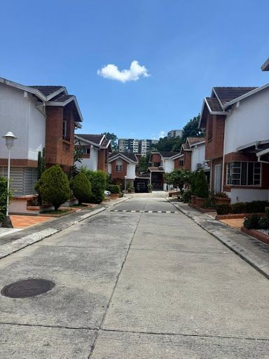 Casa en venta Santander Floridablanca Ub Club House Ii 234 m2 Habitaciones 5 Baños 6 Garajes 4 Precio $1400000000