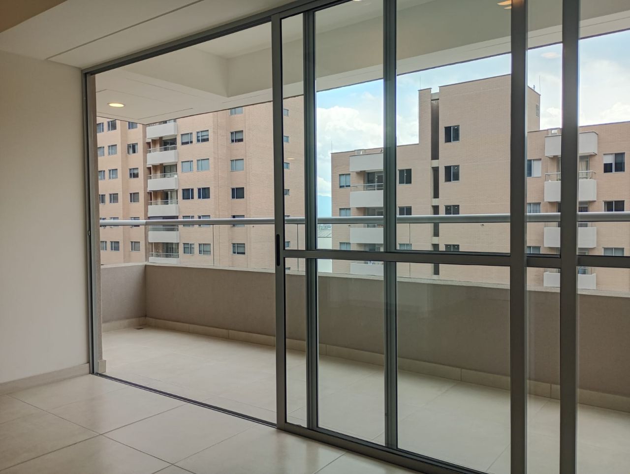 Apartamento en arriendo Antioquia Envigado Jardines 96 m2 Habitaciones 3 Baños 3 Garajes 1 Precio $4600000