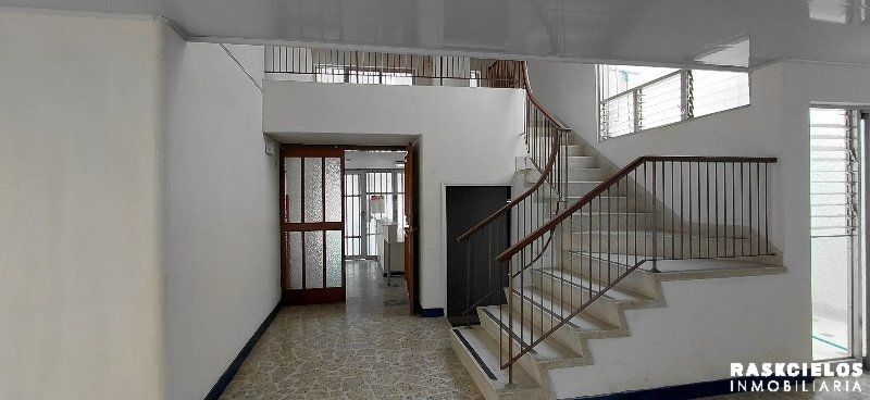 Casa en arriendo o venta Antioquia Medellín Villanueva 250 m2 Habitaciones 5 Baños 3 Garajes 1 Precio venta $1600000000 Precio arriendo $10500000