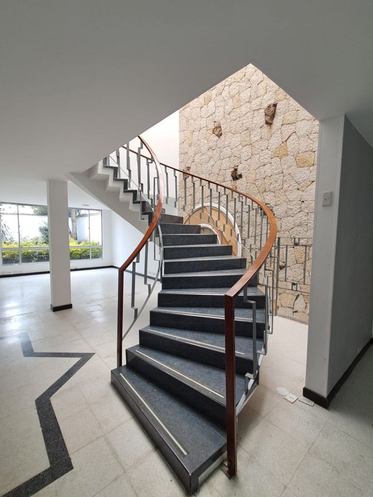 Casa en arriendo Cundinamarca Bogotá Lago Gaitan 466 m2 Habitaciones 9 Baños 4 Garajes 4 Precio $21500000