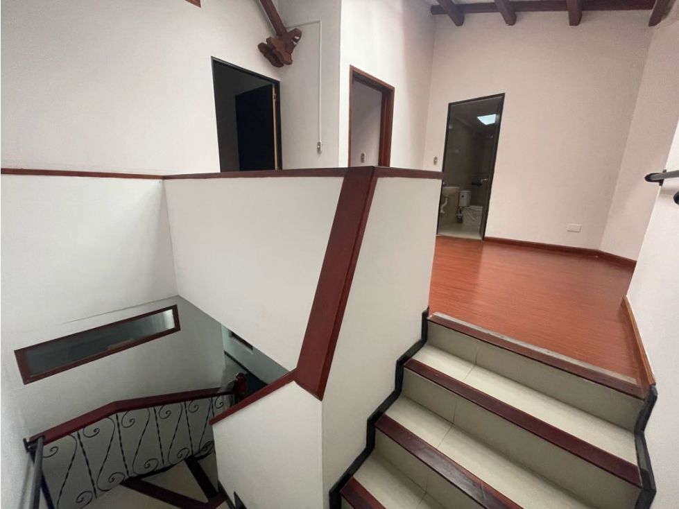 Casa en arriendo Cundinamarca Bogotá Los Cedritos 245 m2 Habitaciones 3 Baños 2 Garajes 4 Precio $8500000
