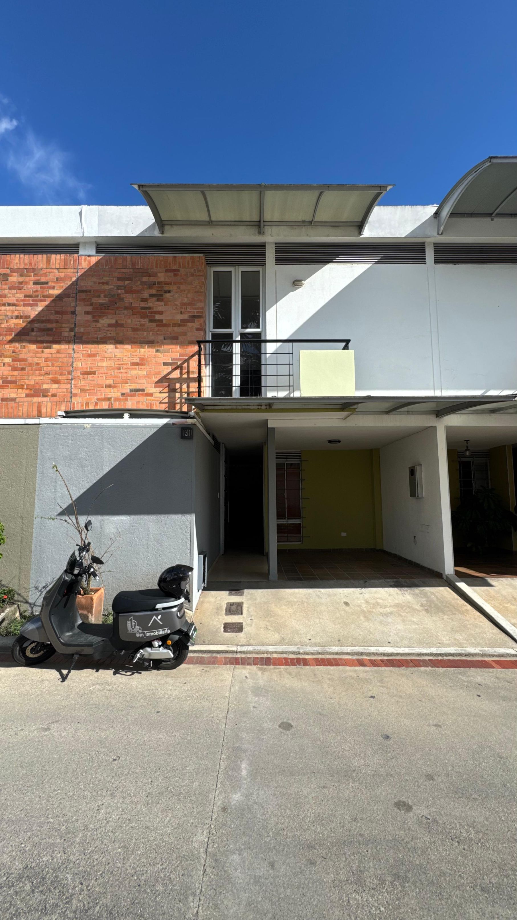 Casa en arriendo o venta Santander Floridablanca Cr Valmonti 110 m2 Habitaciones 3 Baños 3 Garajes 1 Precio venta $580000000 Precio arriendo $3000000